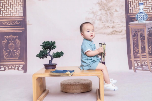 巴彦淖尔市宝宝边吃奶边挣扎烦躁